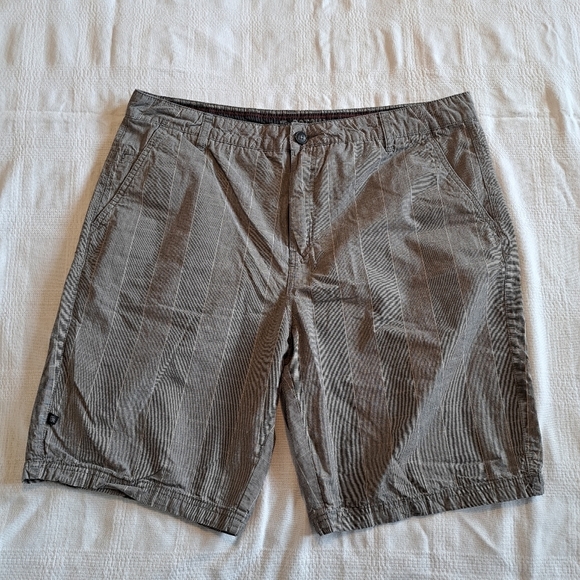 Gotcha men's size 40 shorts gray with white lines - Picture 1 of 6
